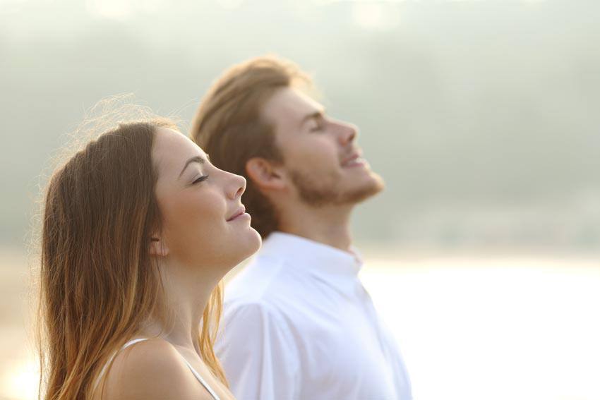 Couple joyeux respirant l'air fraîche