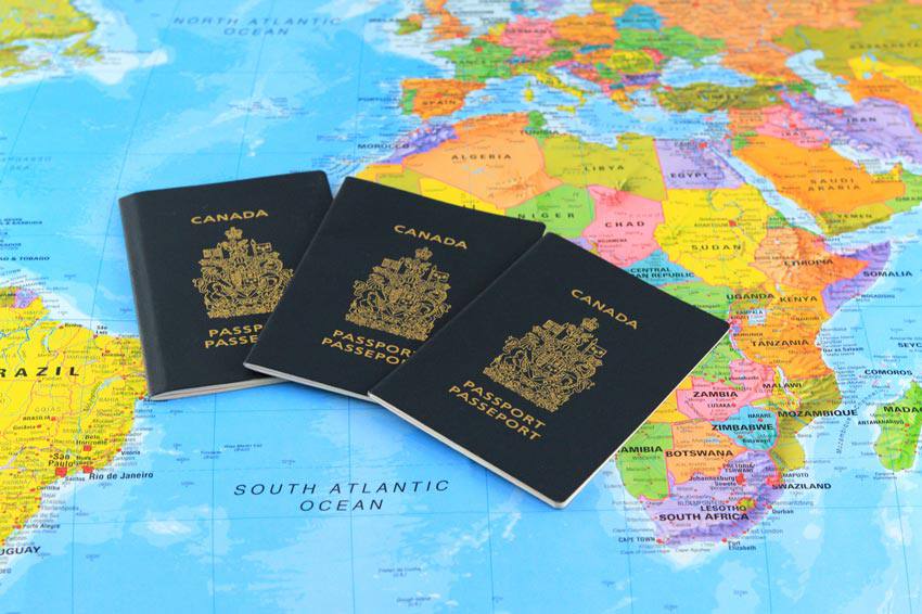 Trois passeports sur une carte du monde