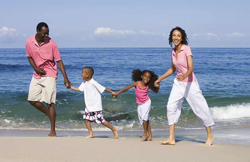 Famille en voyage sur le bord de l'eau