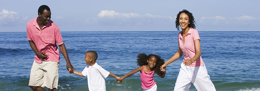 Famille en voyage sur le bord de l'eau