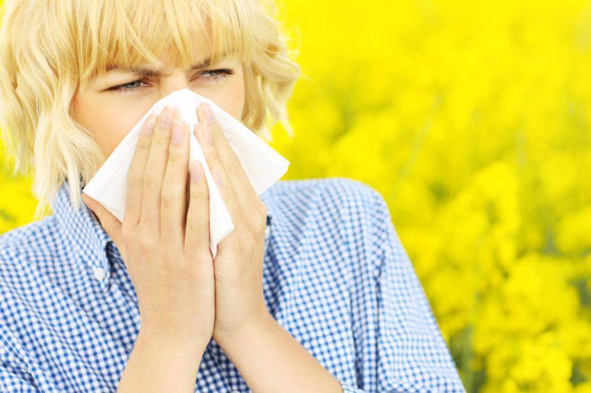 Madame congestionnée par des allergènes