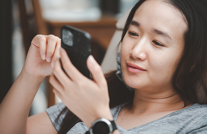 Madame contente sur son téléphone