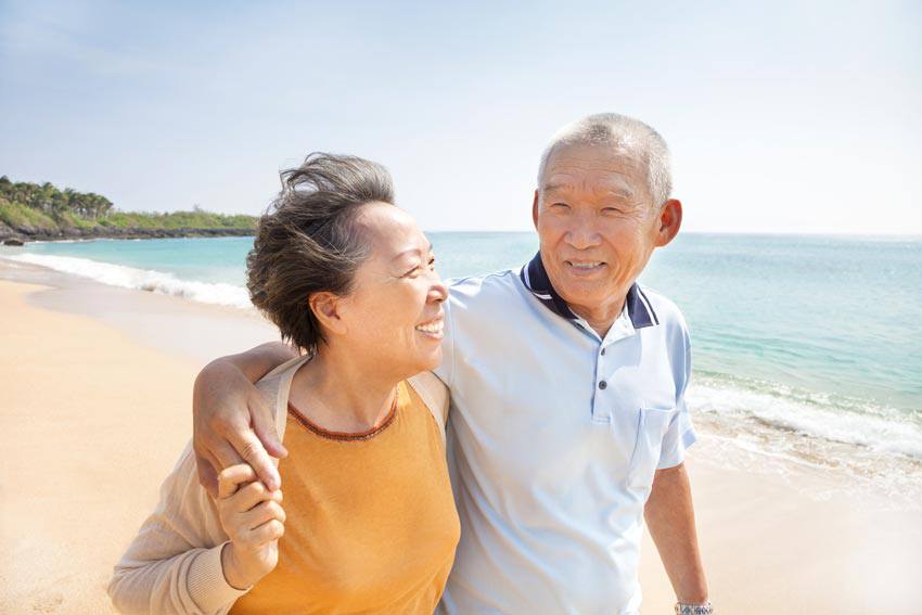 Un vieux couple sur le bord d'une plage