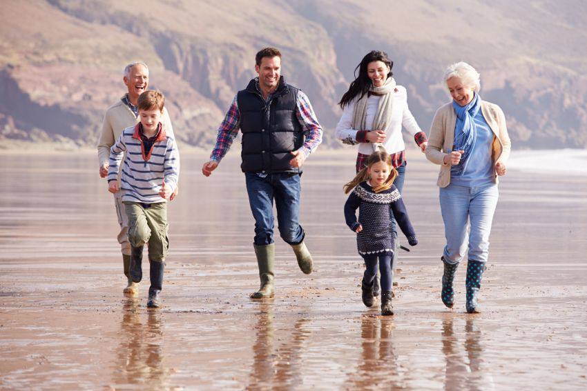 Famille heureuse en voyage sur la plage