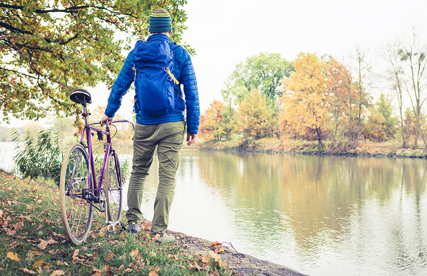 Un homme sur le bord de l'eau avec un vélo