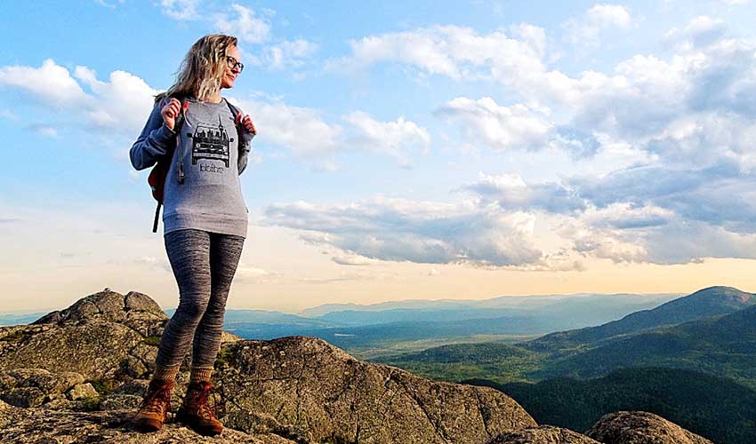 Une madame en randonnée dans les montagnes