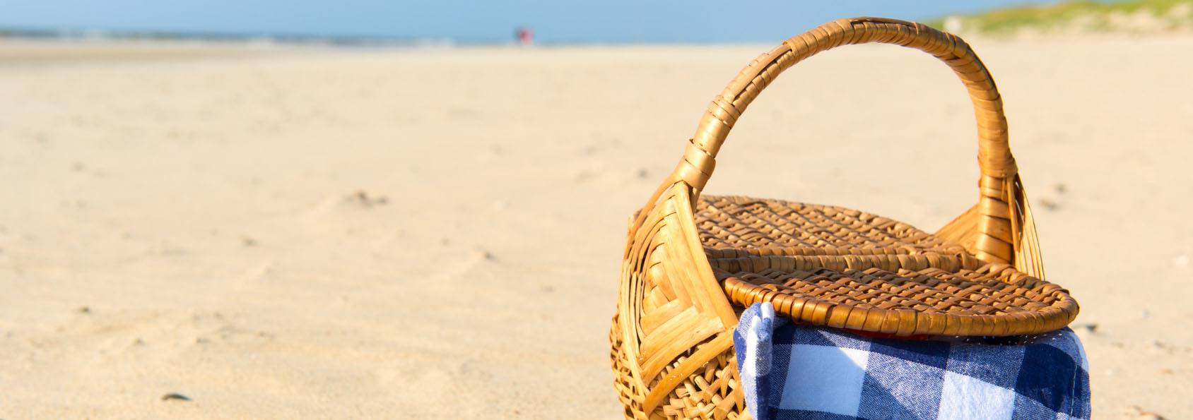 Un panier de pique nique sur la plage