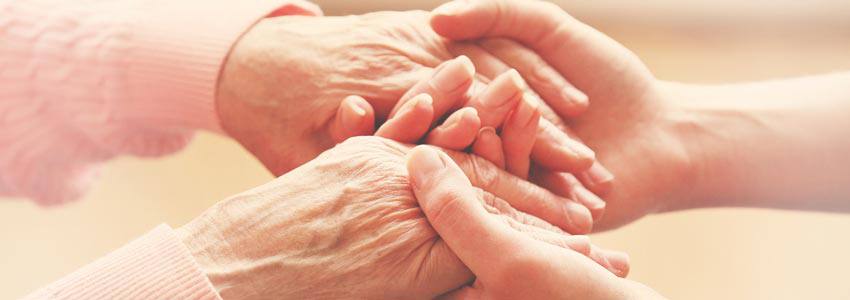 Les mains d'une personne âgée dans celles d'une jeune personne