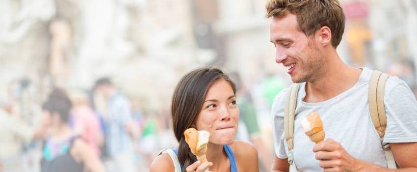 Deux personnes mangent de la crème glacée 