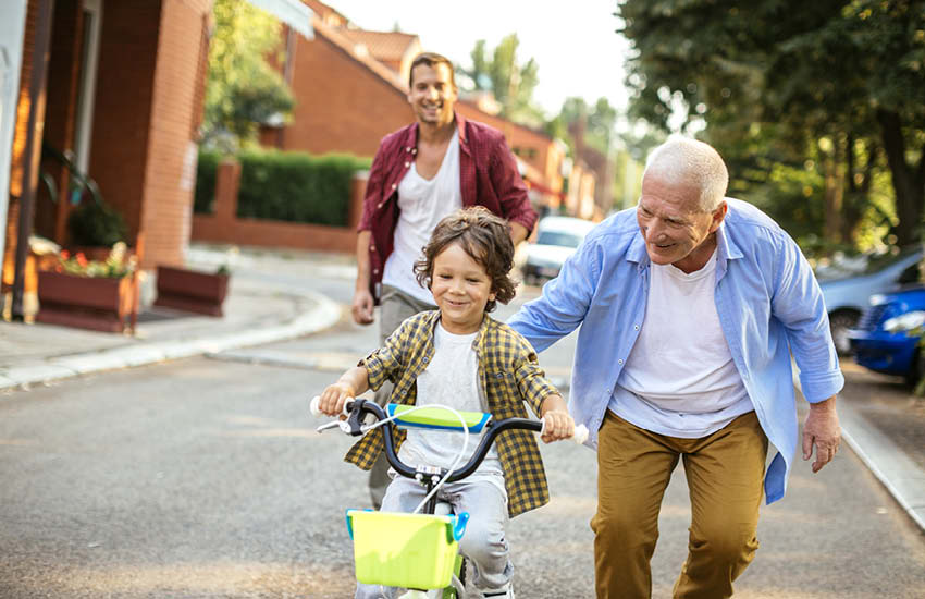 Un enfant apprend à conduire un vélo