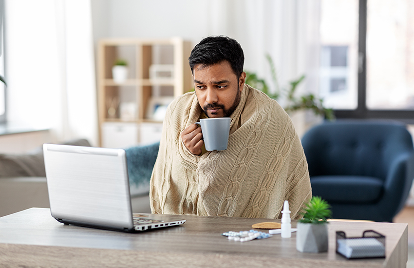 Un homme malade devant son ordinateur