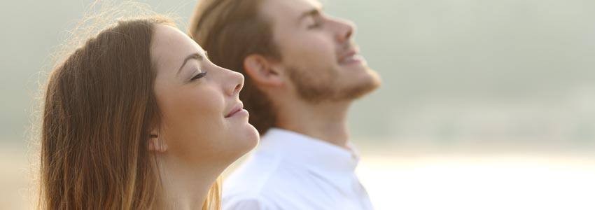 Couple joyeux respirant l'air fraîche