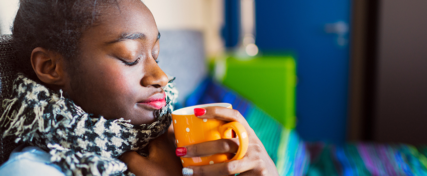 Une madame malade boit un remède