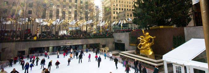 Une patinoire extérieure dans une ville 