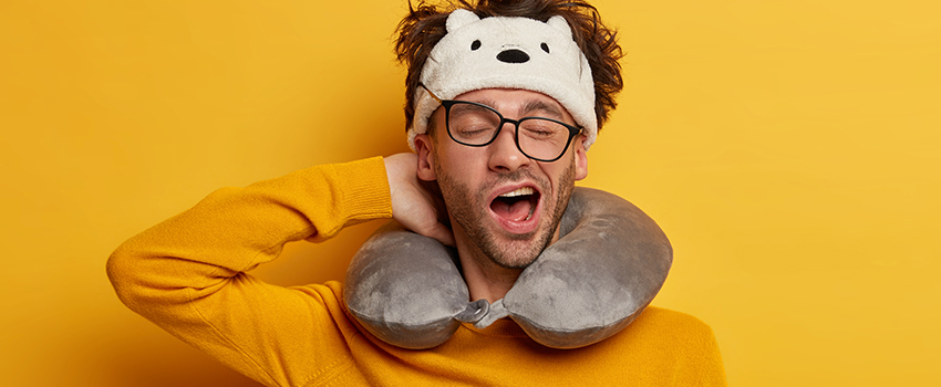 Un homme est fatigué du décalage horaire