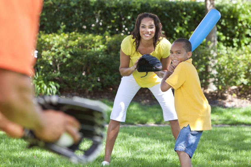 Un enfant et sa mère jouent au baseball