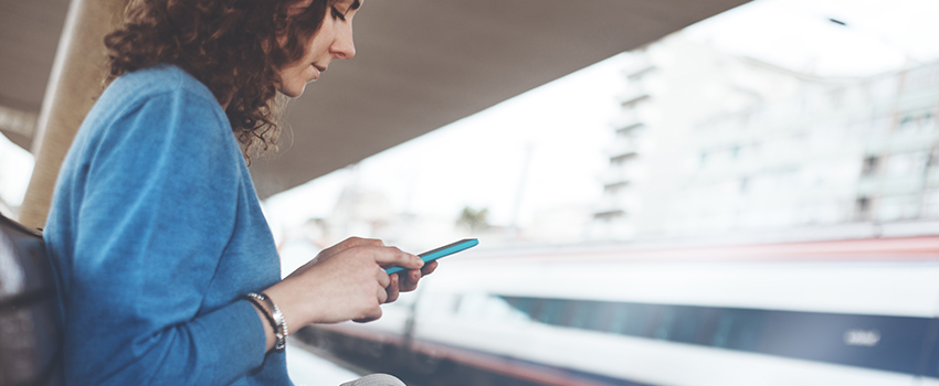 une femme regarde son téléphone