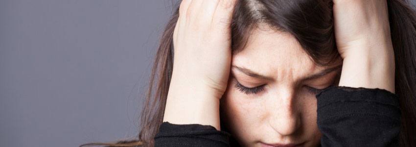 Jeune madame a une migraine