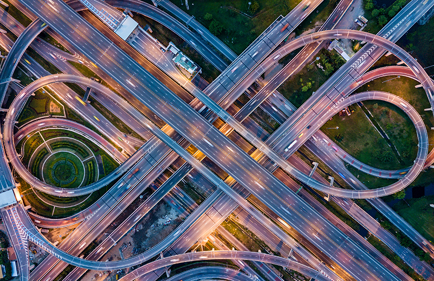 Vue de haut d'une boucle d'autoroutes 