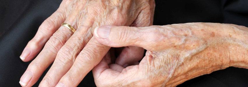 Les mains d'une personne âgée