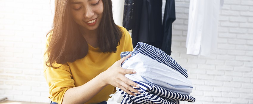 Une femme donne ses habits