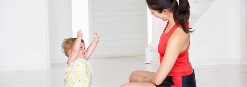 Un enfant et sa mère sont contents