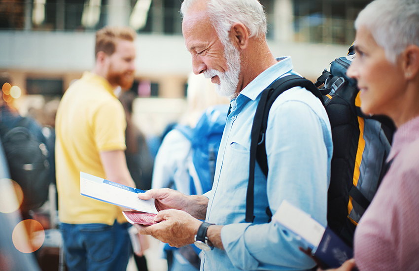 Voyageurs âgés avec leur passeport