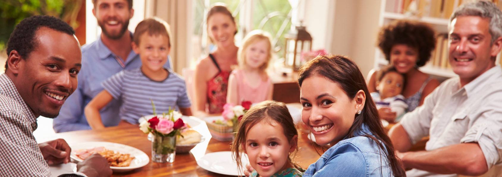 Gros souper de famille de plusieurs personnes