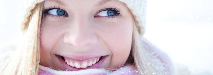 Une madame joyeuse pendant l'hiver