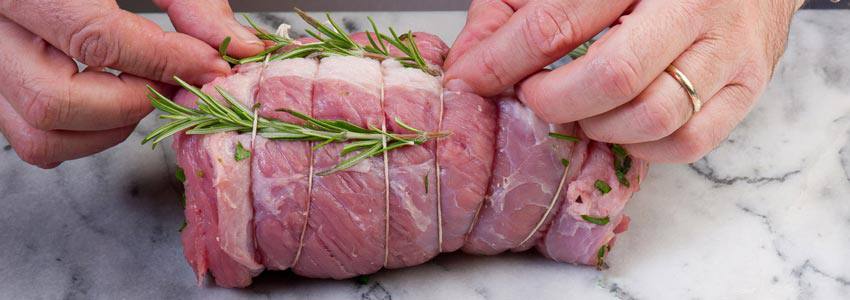 Viande enlacée avec des feuilles de romarin