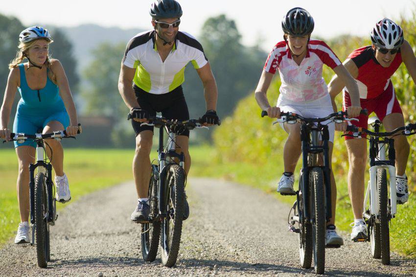 Une famille fait du vélo dehors