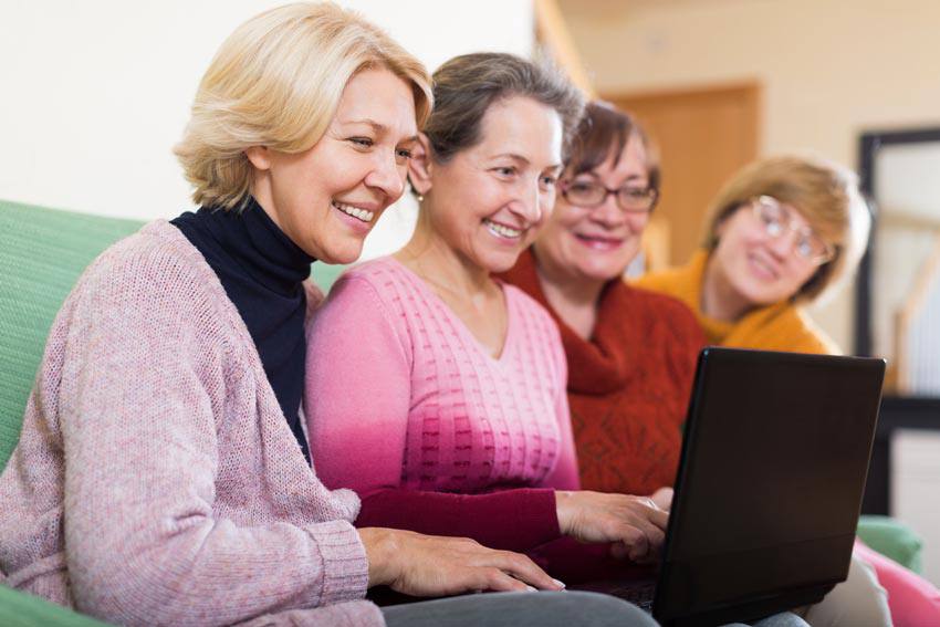 Madames âgées devant un ordinateur