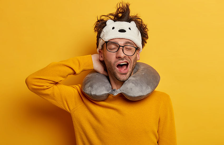 Un homme est fatigué du décalage horaire