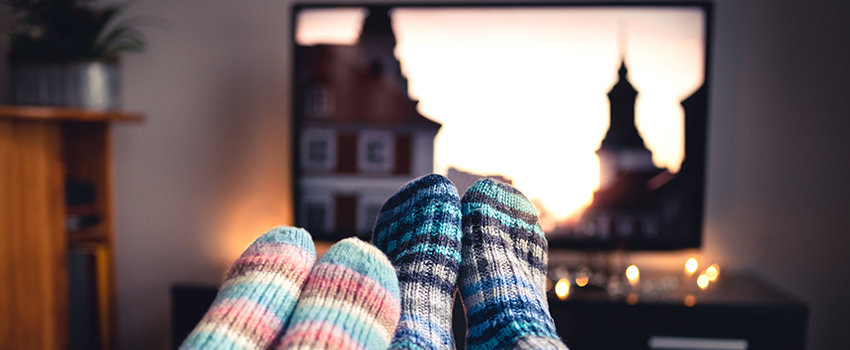 Deux pieds devant une télévision