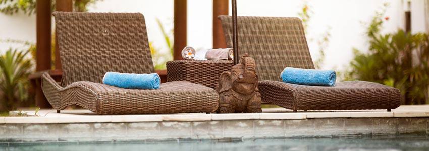 Des chaises confortables sur le bord d'une piscine