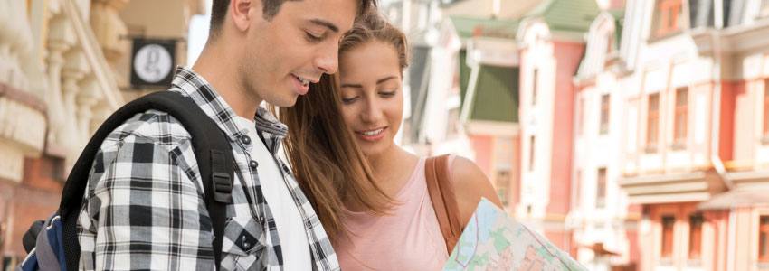 Un couple en voyage observe une carte