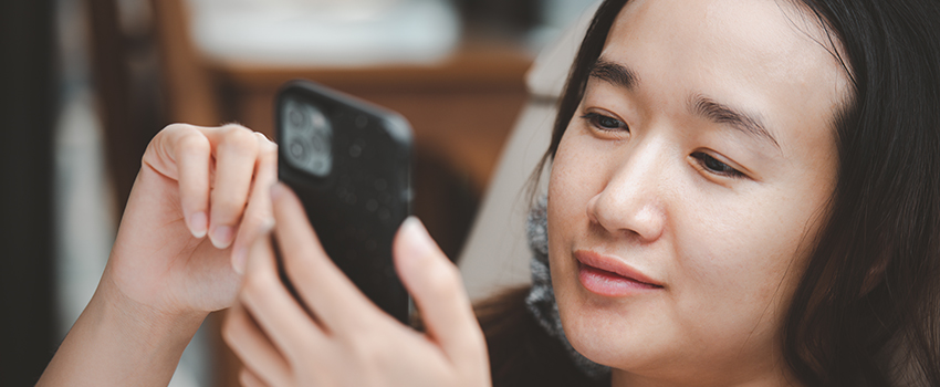 Madame contente sur son téléphone