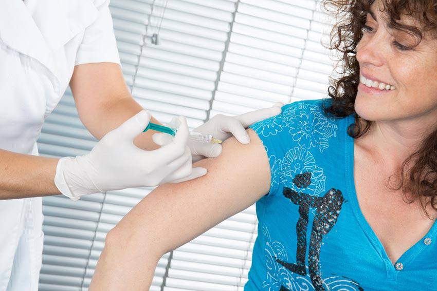 Une madame obtient son vaccin